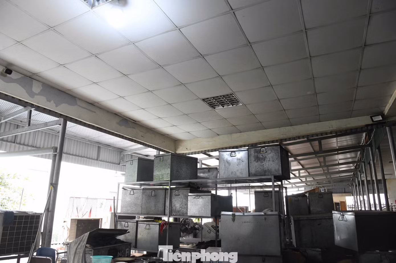 Do không có rạp biểu diễn đáp ứng đầy đủ yêu cầu, một số chương trình của Nhà hát Kịch Việt Nam phải thuê địa điểm bên ngoài. Chi phí thuê rạp càng tạo áp lực khi nguồn thu của sân khấu kịch còn hạn chế.