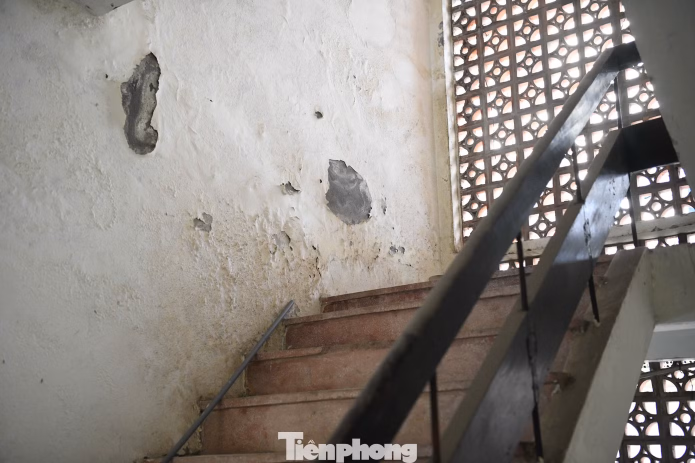 Cận cảnh mảng tường bong tróc ở cầu thang lên tầng 3.