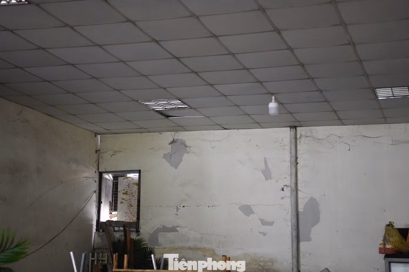 NSƯT Kiều Minh Hiếu cho biết không ít lần cán bộ, nhân viên phải dùng xô, chậu, hộp xốp để hứng nước. Có thời điểm nước mưa nhỏ xuống cả khu vực sân khấu.