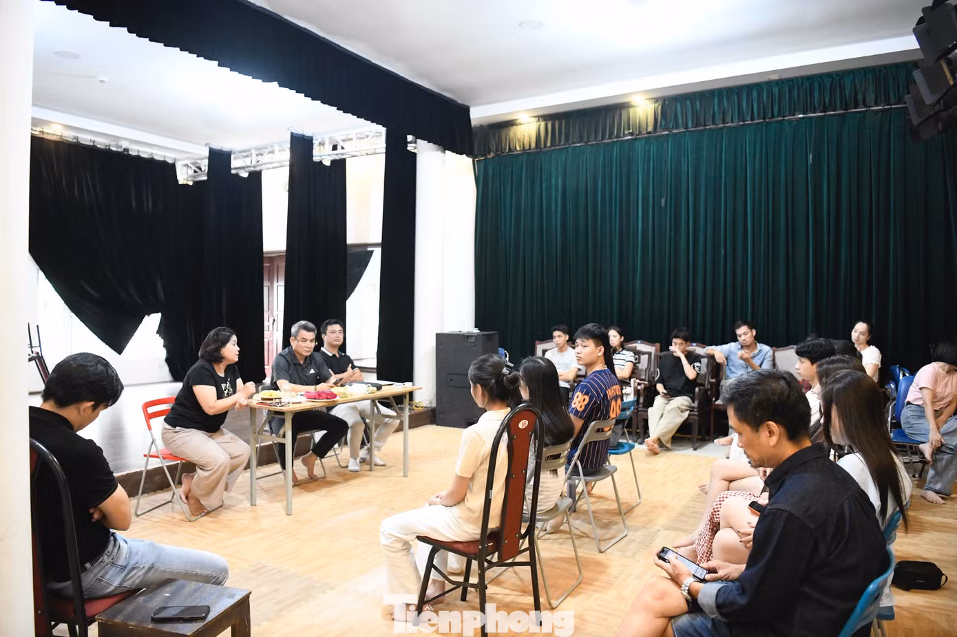 Thách thức lớn đến từ sự thay đổi thói quen giải trí. Nội dung ngắn trên mạng xã hội có lợi thế nhanh, tiện lợi và chi phí thấp, trong khi sân khấu đòi hỏi khán giả dành thời gian đến rạp và trực tiếp theo dõi một tác phẩm. Dù vậy, lãnh đạo Nhà hát Kịch Việt Nam xác định tiếp tục duy trì định hướng nghệ thuật hàn lâm, với thế mạnh là kịch chính luận, tâm lý và các tác phẩm kinh điển. Bên cạnh đó nhà hát từng khai thác nhiều đề tài hiện đại, bắt nhịp với thị hiếu khán giả đương đại.