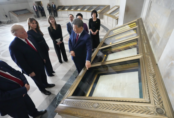Tổng thống Donald Trump, Đệ nhất phu nhân Melania Trump, Chủ tịch Trung Quốc Tập Cận Bình và phu nhân Bành Lệ Viên, cùng với Bradford Wilson, Giám đốc Lưu trữ Quốc gia Hoa Kỳ, xem Hiến pháp, Tuyên ngôn Nhân quyền và các tài liệu khác tại Cục Lưu trữ Quốc gia hôm 25/9. Ảnh AP.