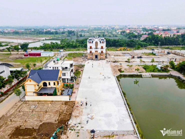 Căn biệt thự đã được di chuyển khoảng 200m để chuẩn bị dời sang vị trí mới.