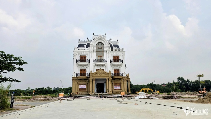 Căn biệt thự gần 1.000m2 đang được di chuyển nguyên khối tại phường Thuận Thành, Bắc Ninh.