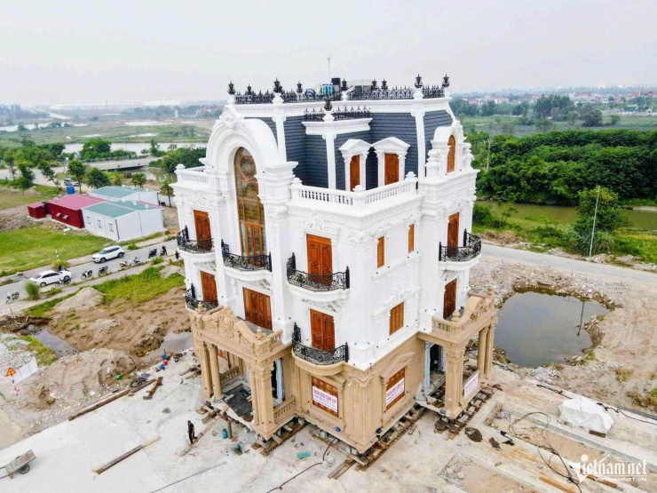 Công trình đã được di chuyển khỏi vị trí ban đầu khoảng 200m.