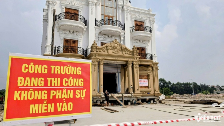 Các biển cảnh báo được đặt quanh ngôi nhà để đảm bảo an toàn.