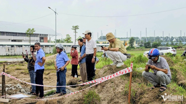 Đông đảo người dân hiếu kỳ đến xem.