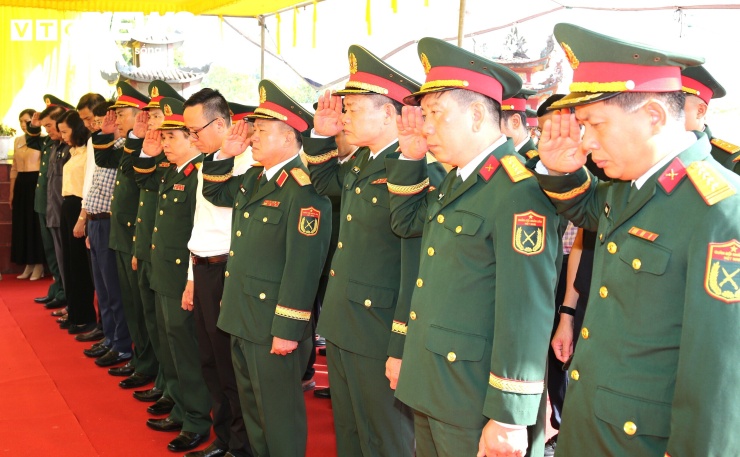 Các đại biểu dành 1 phút tưởng niệm các liệt sĩ và đồng bào tử nạn.