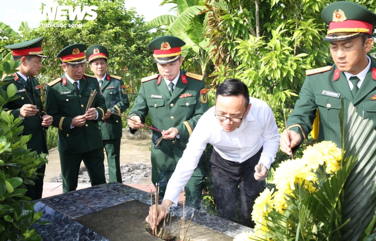 Các đại biểu thắp hương tại những ngôi mộ liệt sĩ được thân nhân xây dựng, tôn tạo và xác định phần mộ theo tâm linh, người dân địa phương thường gọi là “mộ gió”.