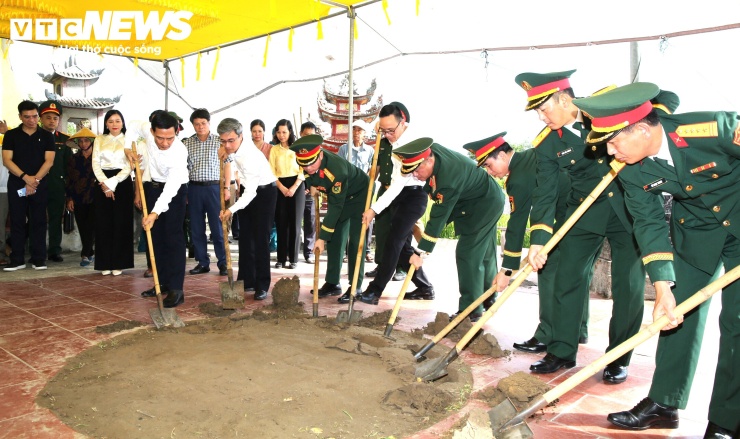 Các đại biểu thực hiện nghi thức động thổ tìm kiếm, quy tập hài cốt 8 liệt sĩ và hàng trăm đồng bào bị giặc Pháp sát hại năm 1951.