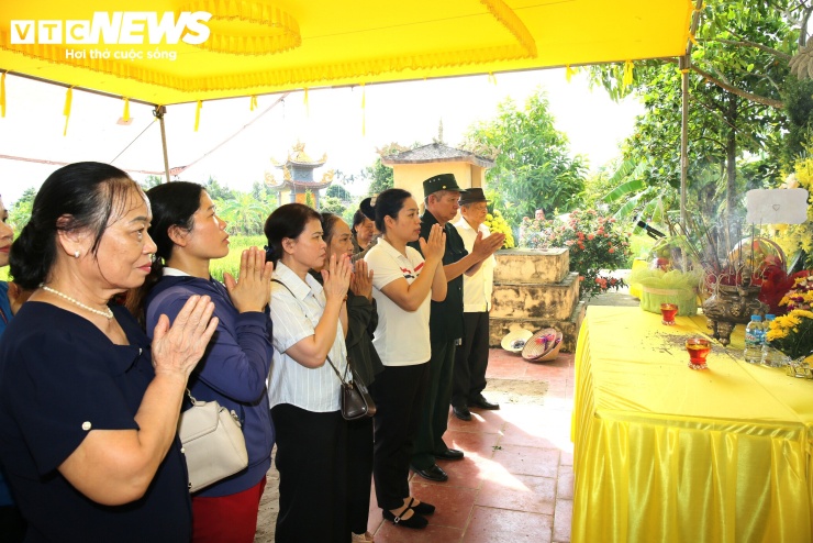 Đông đảo thân nhân, cán bộ, cứu chiến binh và đại biểu dâng hương tưởng niệm, tri ân các liệt sĩ tại buổi lễ triển khai tìm kiếm, quy tập hài cốt liệt sĩ.