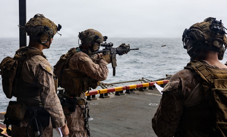 Lính Mỹ huấn luyện trên tàu đổ bộ USS Boxer triển khai ở Trung Đông, trong ảnh công bố ngày 25/9. Ảnh: CENTCOM