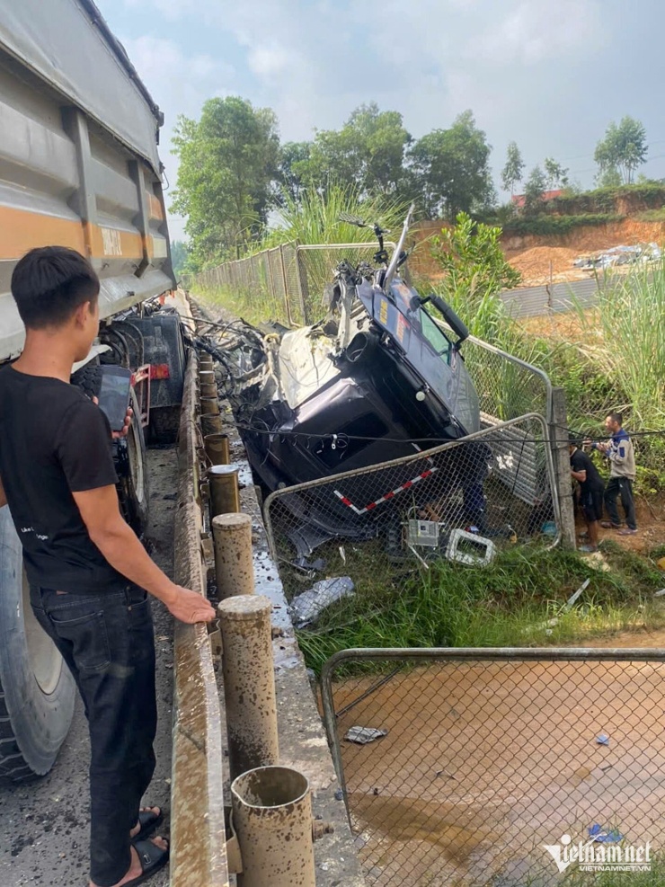 Xe tải tông xe phía trước trên cao tốc, cabin văng khỏi thân - 1