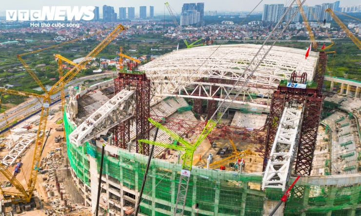 Trước đó, ngày 22/9, hệ kết cấu mái vòm thép nặng khoảng 8.600 tấn được nâng lên 4 trụ chính. Nhà thầu sử dụng hệ cáp kích rút tại 4 cụm trụ để thực hiện công đoạn này. Sau khi nâng, kết cấu mái đạt cao độ và vị trí theo thiết kế, đồng thời được duy trì ổn định để tiếp tục các công việc thi công.