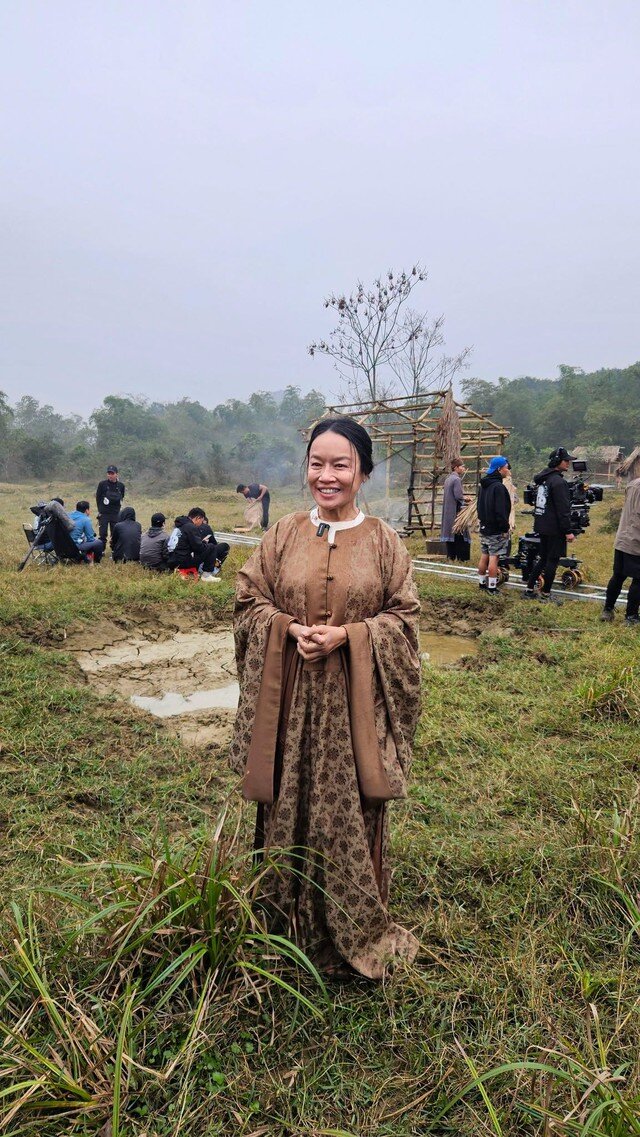 Nghệ sĩ Tú Oanh tham gia phim "Hộ linh tráng sĩ: Bí ẩn mộ vua Đinh". 