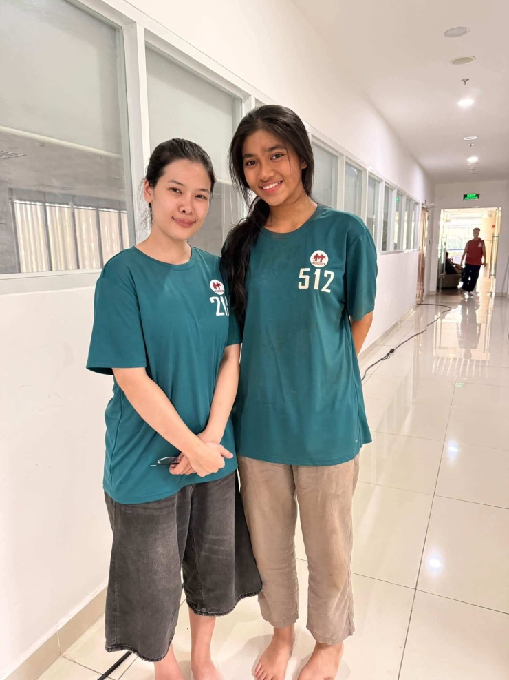 Dù để mặt mộc nhưng đôi mắt to tròn, hàng lông mi cong và các đường nét trên khuôn mặt Minh Kiên vẫn rất nổi bật