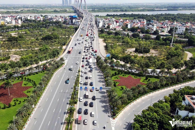 Ô tô nối đuôi, đi chậm qua cầu Nhật Tân sau khi lắp biển báo khoảng cách - 4