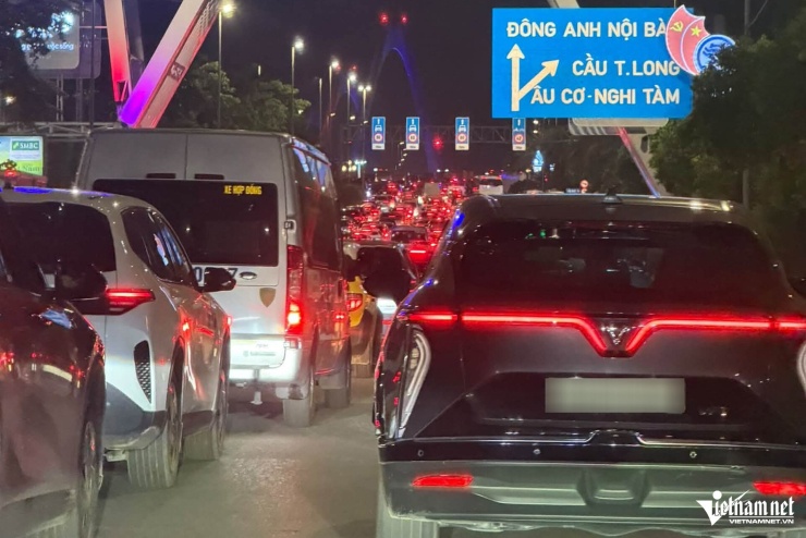 Ô tô nối đuôi, đi chậm qua cầu Nhật Tân sau khi lắp biển báo khoảng cách - 8