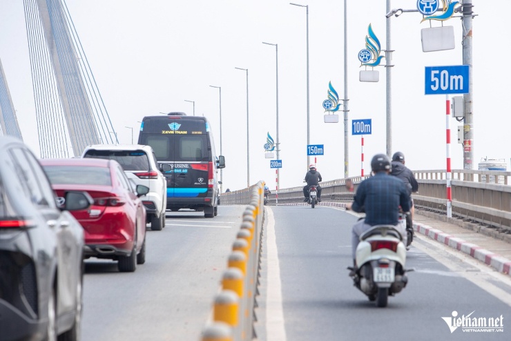 Ô tô nối đuôi, đi chậm qua cầu Nhật Tân sau khi lắp biển báo khoảng cách - 9
