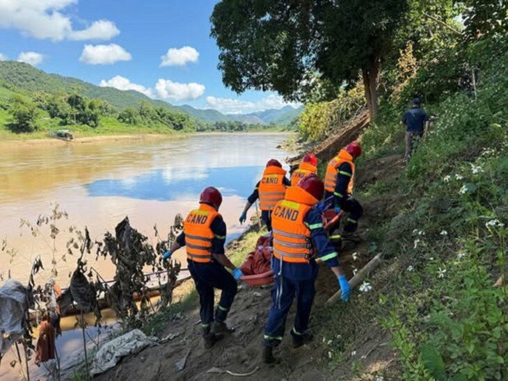 Lực lượng chức năng vừa tìm thấy thi thể nam thanh niên ngã xuống sông Mã, sau 2 ngày nỗ lực tìm kiếm. Ảnh: Công an tỉnh Sơn La.