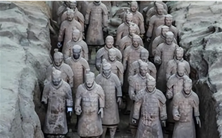 Lăng mộ Tần Thủy Hoàng là một quần thể mai táng đồ sộ.