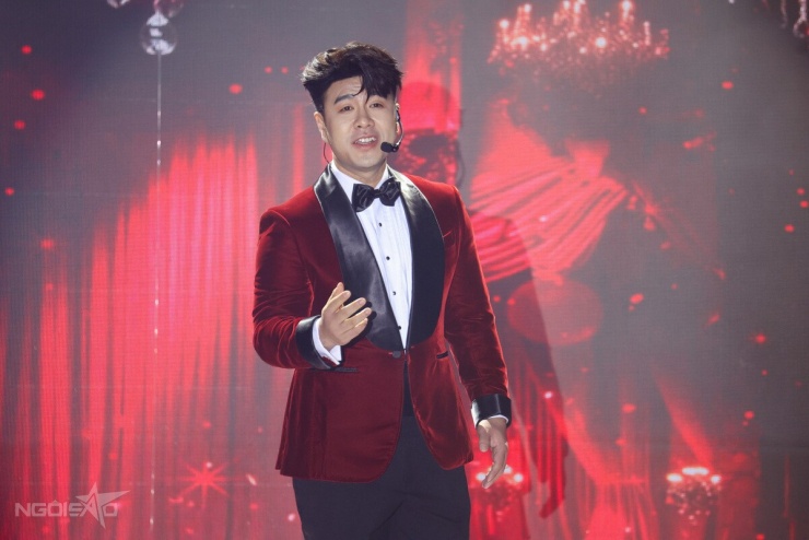 Akira Phan bật khóc, hôn vợ đắm đuối trong hôn lễ - 2