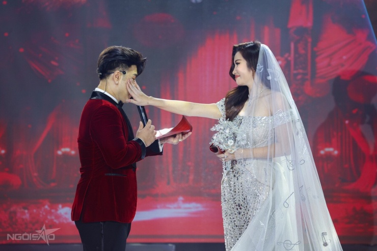 Akira Phan bật khóc, hôn vợ đắm đuối trong hôn lễ - 5