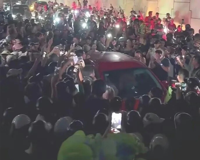 Nghi đánh ghen dưới chân cầu vượt Bắc Sơn, đám đông quây kín ô tô để livestream. Ảnh cắt từ clip