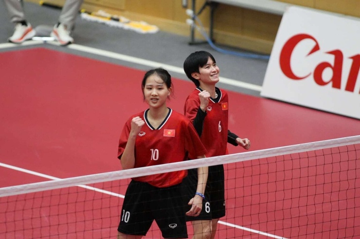 Nguyễn Thị Thu Trang và Nguyễn Thị Khánh ở nội dung đôi nữ. Ảnh: Bùi Lượng