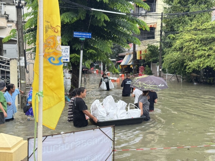 Lực lượng cứu hộ vận chuyển hàng cứu trợ đến người dân - Ảnh: Văn phòng Quan hệ Công chúng tỉnh Nonthaburi