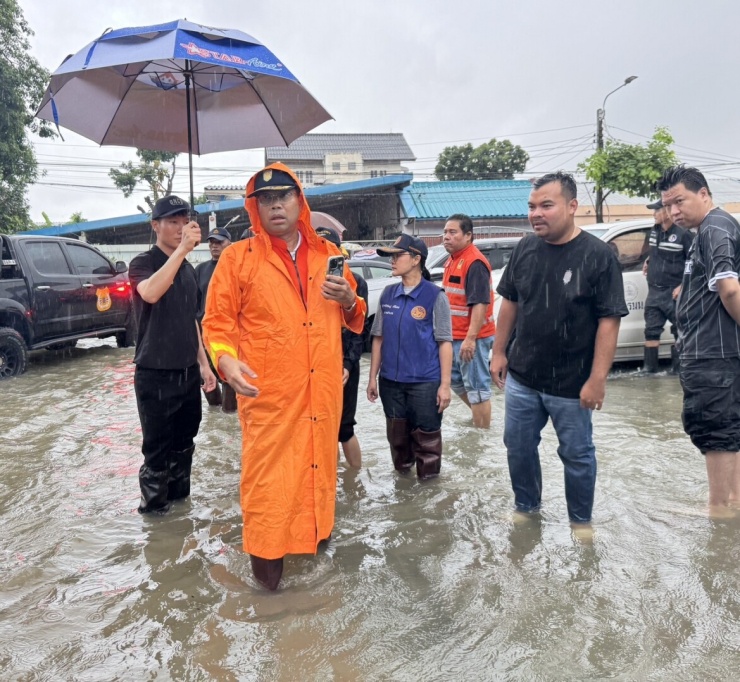 Lãnh đạo tỉnh Nonthaburi thị sát tình hình ngập lụt - Ảnh: Văn phòng Quan hệ Công chúng tỉnh Nonthaburi