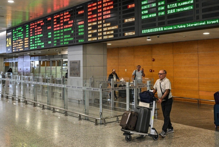 Hành khách đến từ Tehran, Iran tại sân bay Pudong, Thượng Hải, Trung Quốc ngày 24/9. Ảnh: AFP