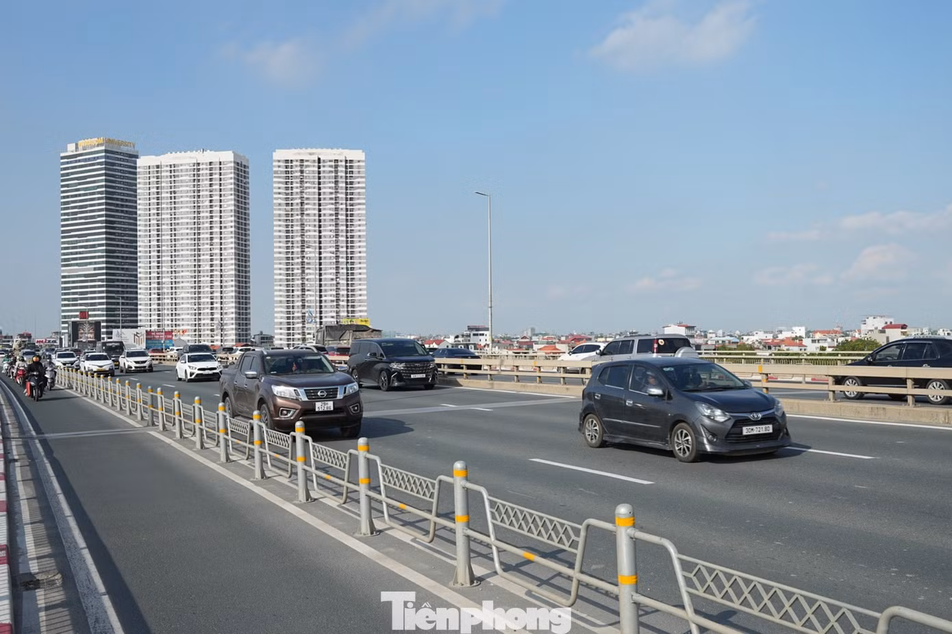 Giao thông cầu Nhật Tân trước và sau khi tạm dỡ biển khoảng cách - 9