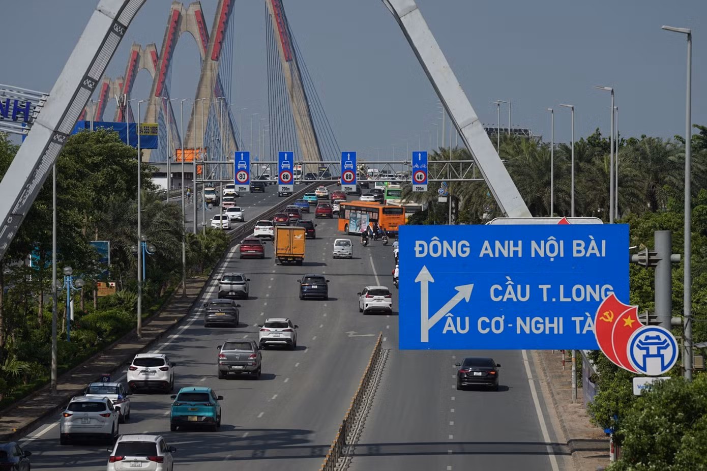 Giao thông cầu Nhật Tân trước và sau khi tạm dỡ biển khoảng cách - 11