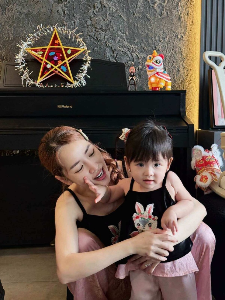 Ảnh sao 28/9: Hoàng Oanh trân trọng giây phút thảnh thơi bên con - 6