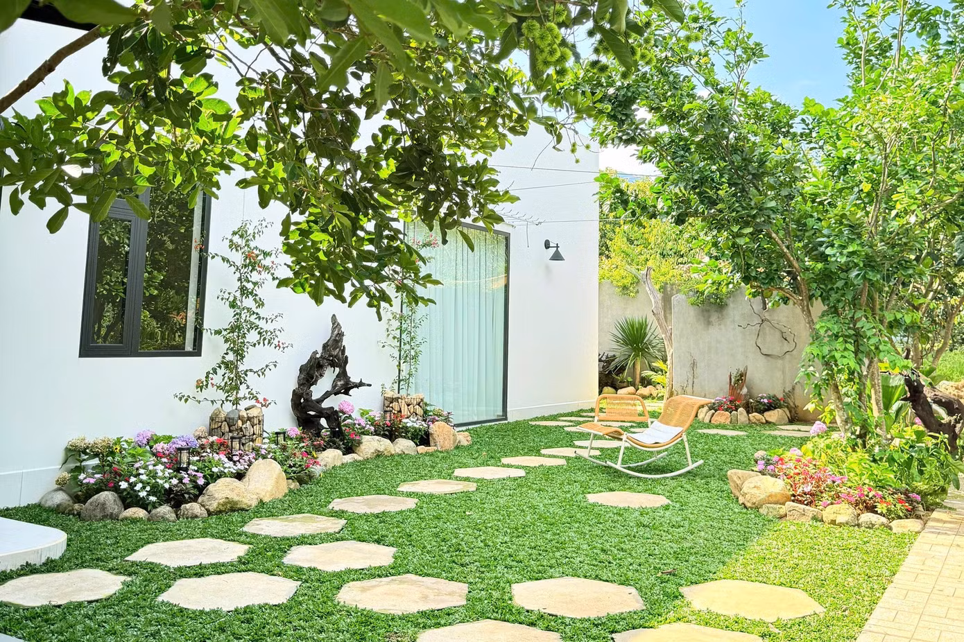 Chị Nguyên Thảo (32 tuổi, chủ nhân căn nhà) cho biết: "Gia đình dành gần 500m² làm nhà và sân; riêng diện tích xây dựng khoảng 144m², cùng một công trình phụ rộng khoảng 40m². Phần diện tích còn lại là vườn cây ăn trái và cảnh quan".