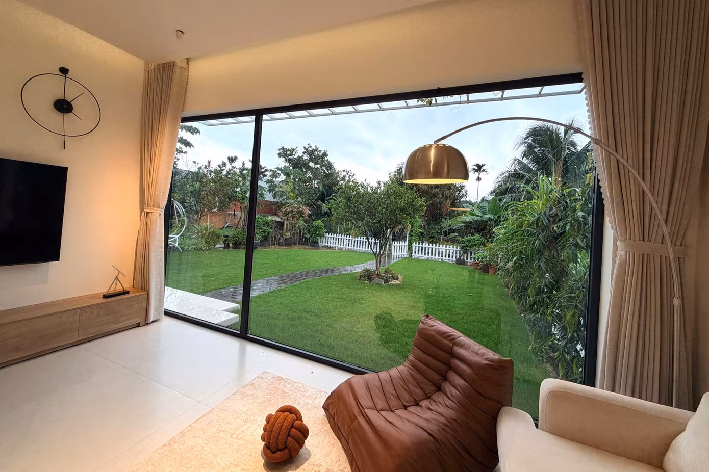Chồng chị Thảo là người lên ý tưởng, phác thảo căn nhà trước khi nhờ đơn vị chuyên môn triển khai bản vẽ và thi công. Cả hai lấy cảm hứng từ những không gian lưu trú ở Đà Lạt, nơi có nhiều cây xanh, ánh sáng và tầm nhìn rộng.