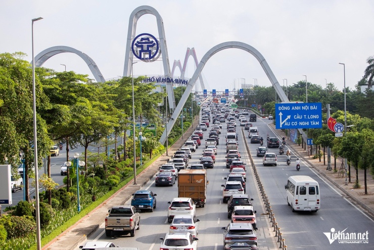 Hà Nội: Tháo biển khoảng cách, cầu Nhật Tân vẫn ùn tắc - 1
