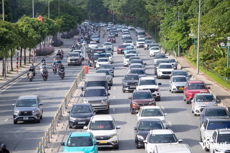Hà Nội: Tháo biển khoảng cách, cầu Nhật Tân vẫn ùn tắc - 3