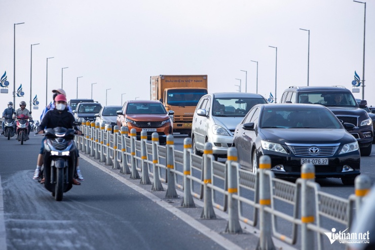 Hà Nội: Tháo biển khoảng cách, cầu Nhật Tân vẫn ùn tắc - 4
