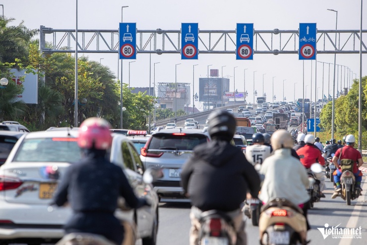 Hà Nội: Tháo biển khoảng cách, cầu Nhật Tân vẫn ùn tắc - 6
