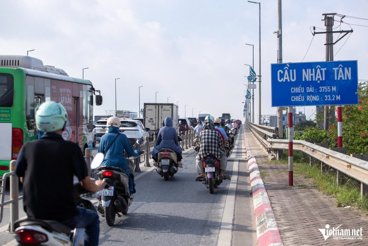 Hà Nội: Tháo biển khoảng cách, cầu Nhật Tân vẫn ùn tắc - 7