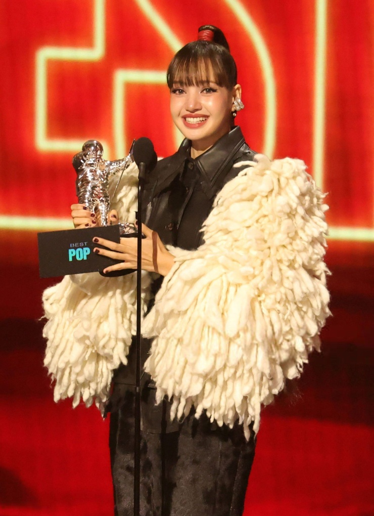 Lisa 'quẩy tưng bừng' ở VMAs với đầm xuyên thấu, áo choàng lông - 2