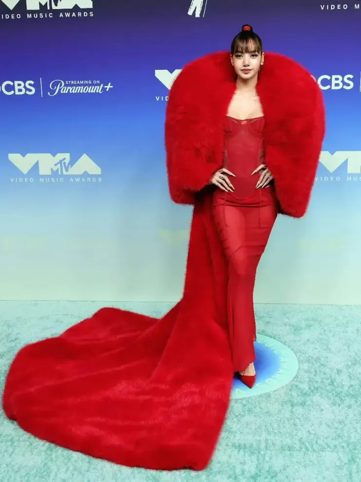 Lisa 'quẩy tưng bừng' ở VMAs với đầm xuyên thấu, áo choàng lông - 5