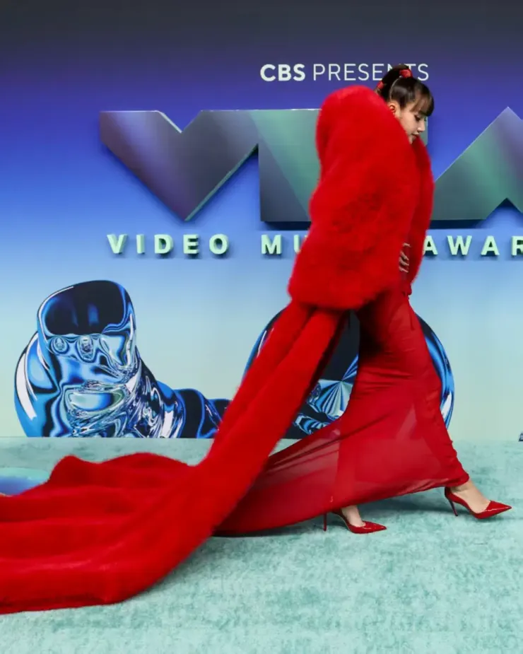 Lisa 'quẩy tưng bừng' ở VMAs với đầm xuyên thấu, áo choàng lông - 6