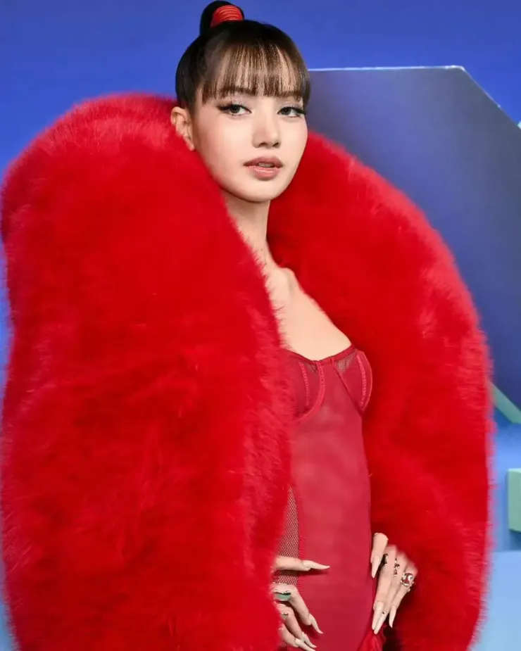 Lisa 'quẩy tưng bừng' ở VMAs với đầm xuyên thấu, áo choàng lông - 4