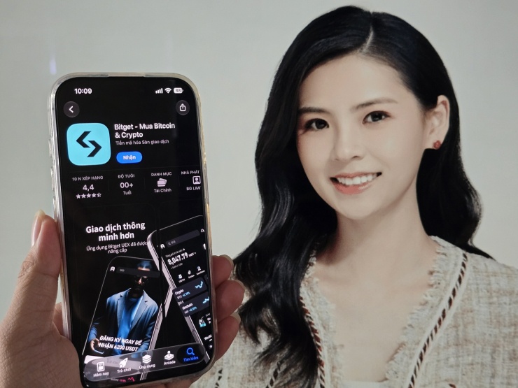 Ứng dụng sàn giao dịch Bitget trên điện thoại được đặt trước hình ảnh CEO Gracy Chen. Ảnh: Tất Đạt