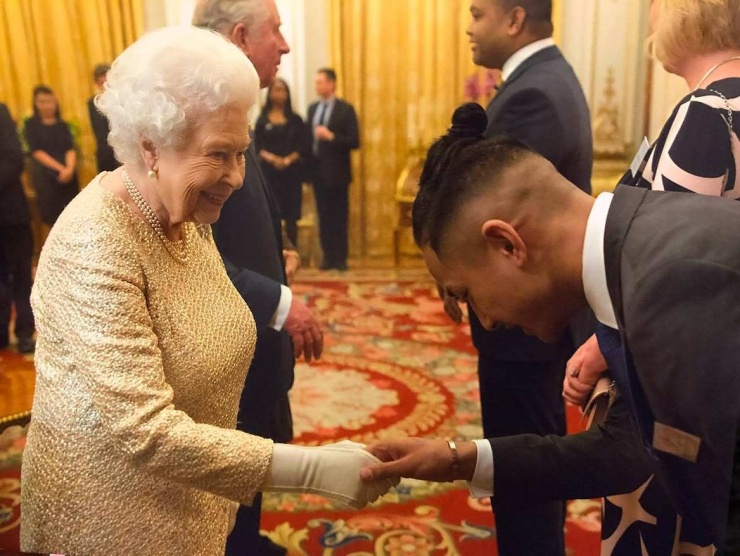 Bolkiah diện kiến Nữ hoàng Elizabeth II năm 2020. Ảnh: Instagram