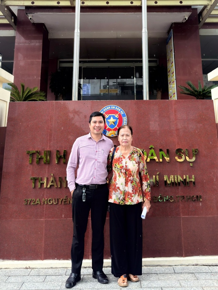 Bà Ngọc Ánh và luật sư tại cơ quan thi hành án.
