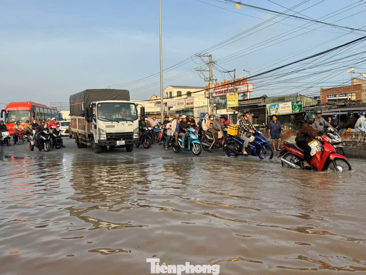 Quốc lộ 1 qua Vĩnh Long ngập sâu, giao thông ách tắc - 2