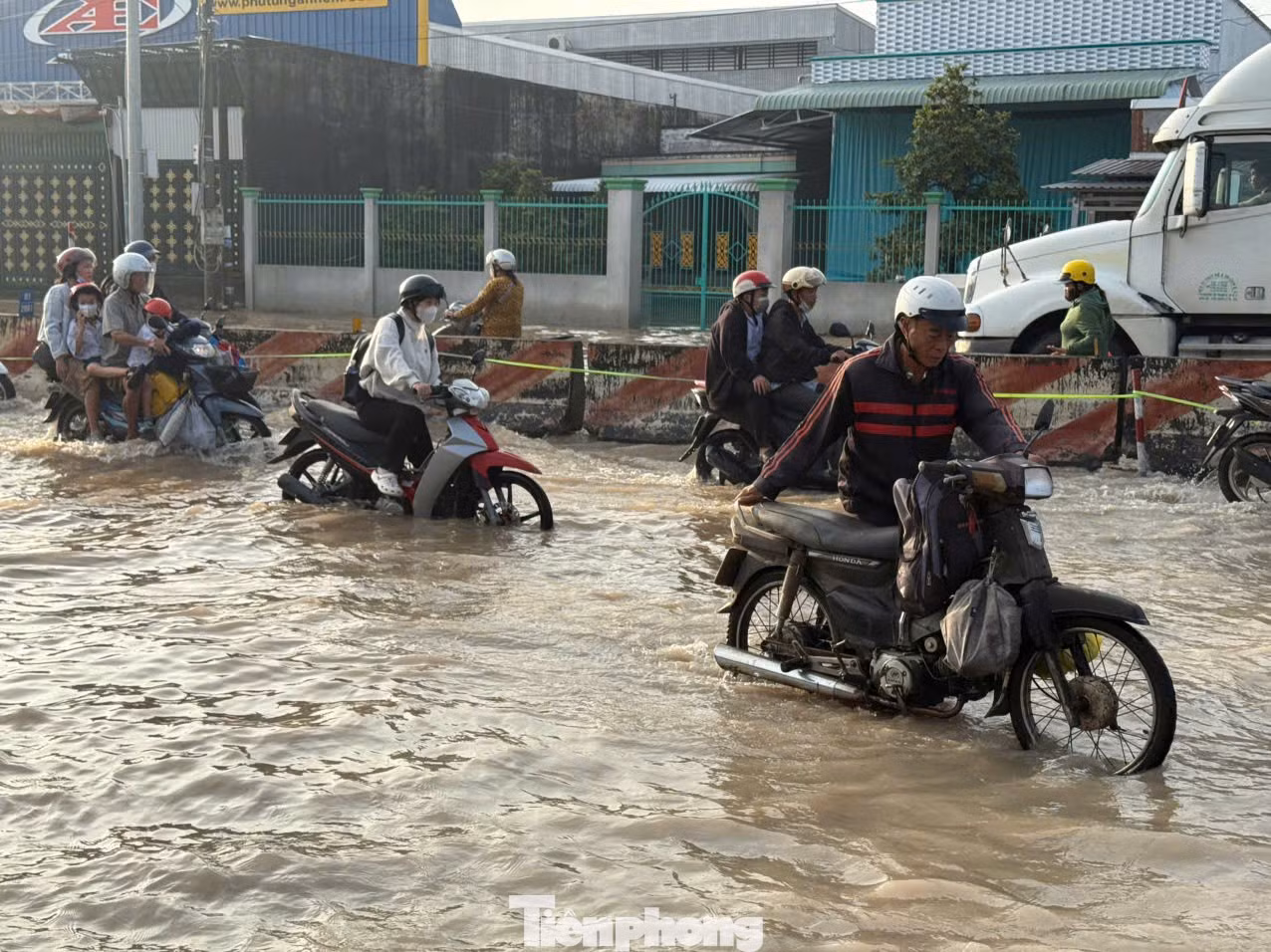 Quốc lộ 1 qua Vĩnh Long ngập sâu, giao thông ách tắc - 3